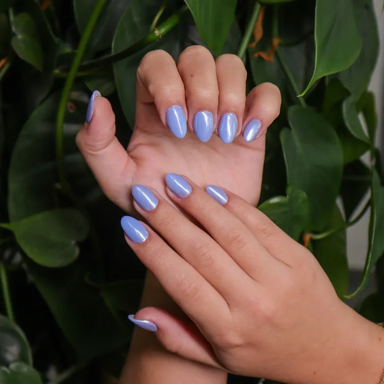 Unhas lilás peroladas