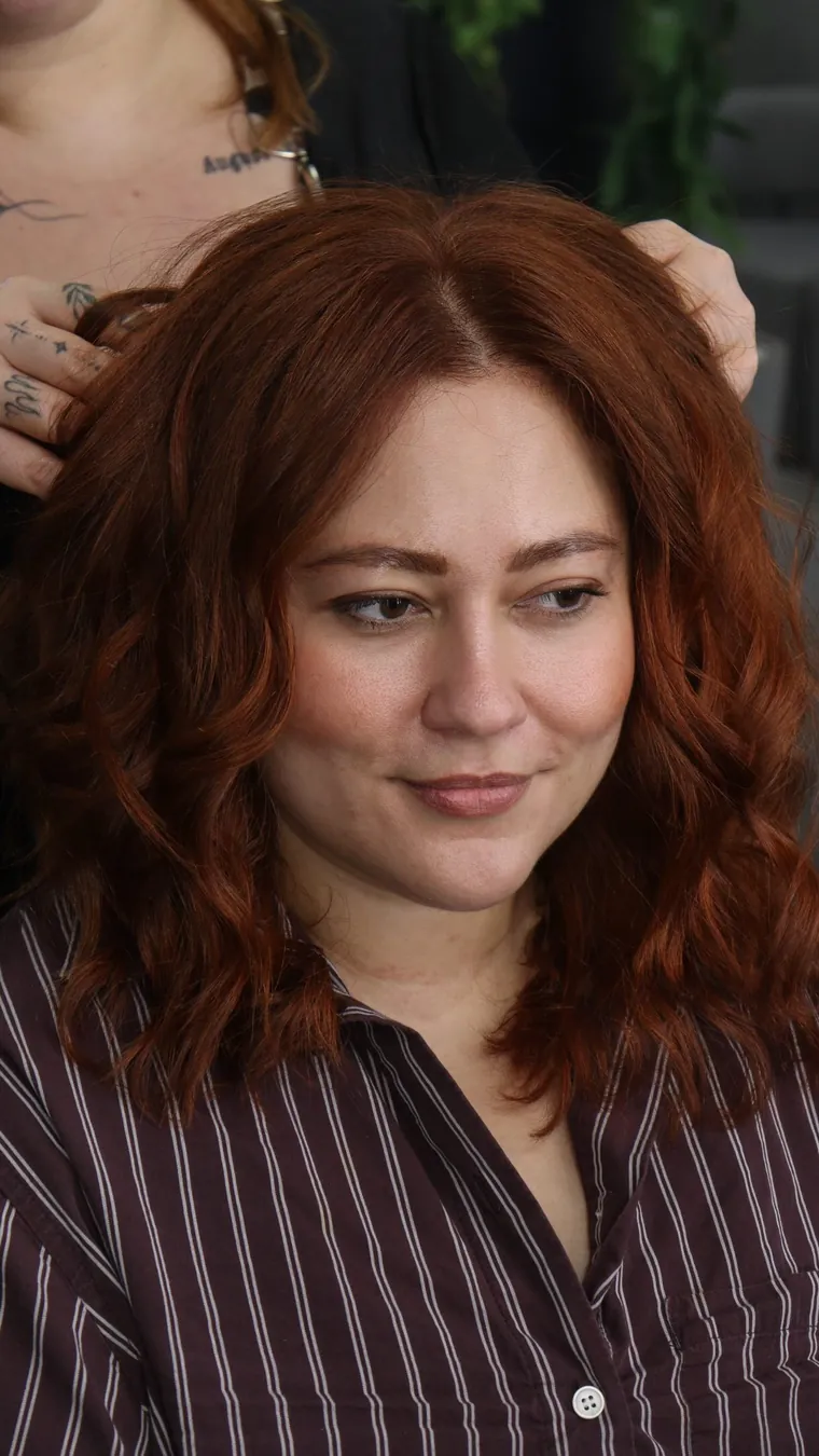 Ruivo acobreado em cabelo ondulado
