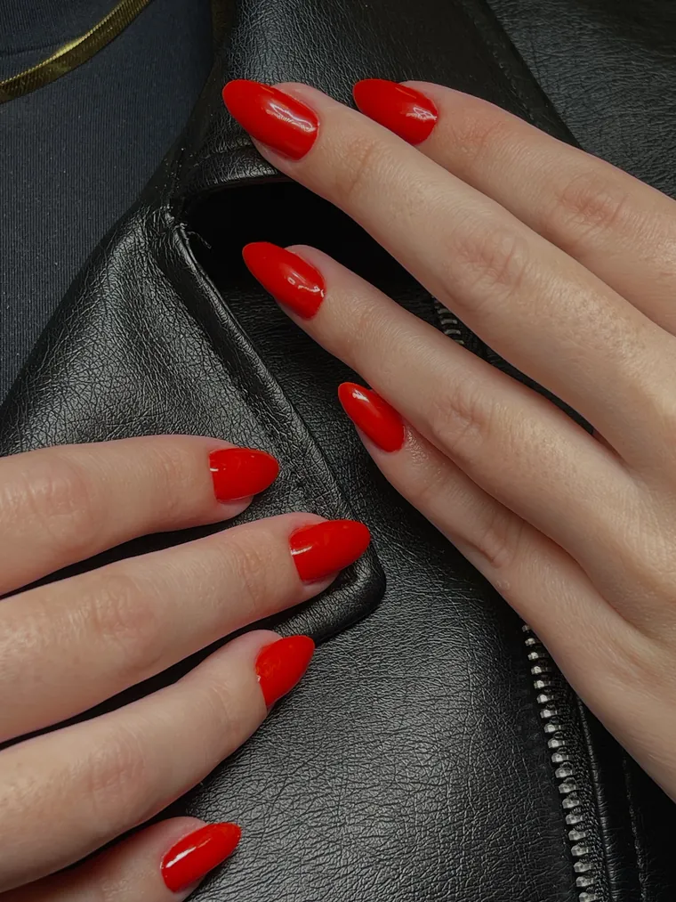 Unhas vermelhas em formato amendoado