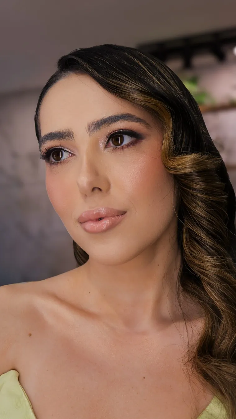 Maquiagem e ondas para evento