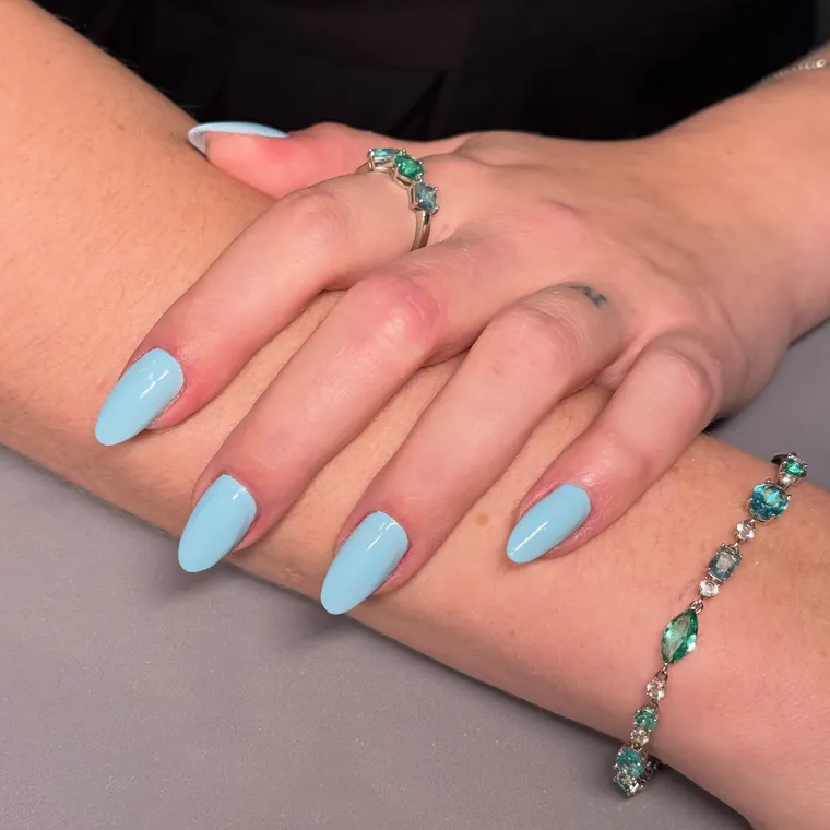 Unhas azul-claro