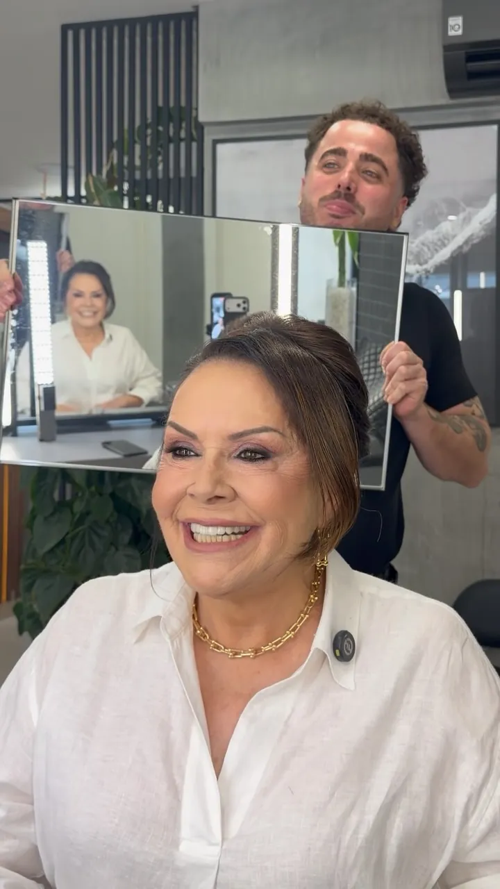 Cliente sendo atendida no espelho do salão